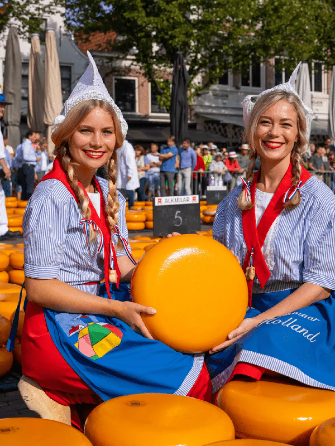 1200 x 800 Kaasmeisje met kaas op de kaasmarkt min