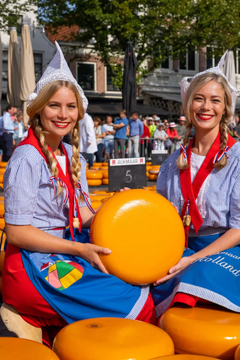 1200 x 800 Kaasmeisje met kaas op de kaasmarkt