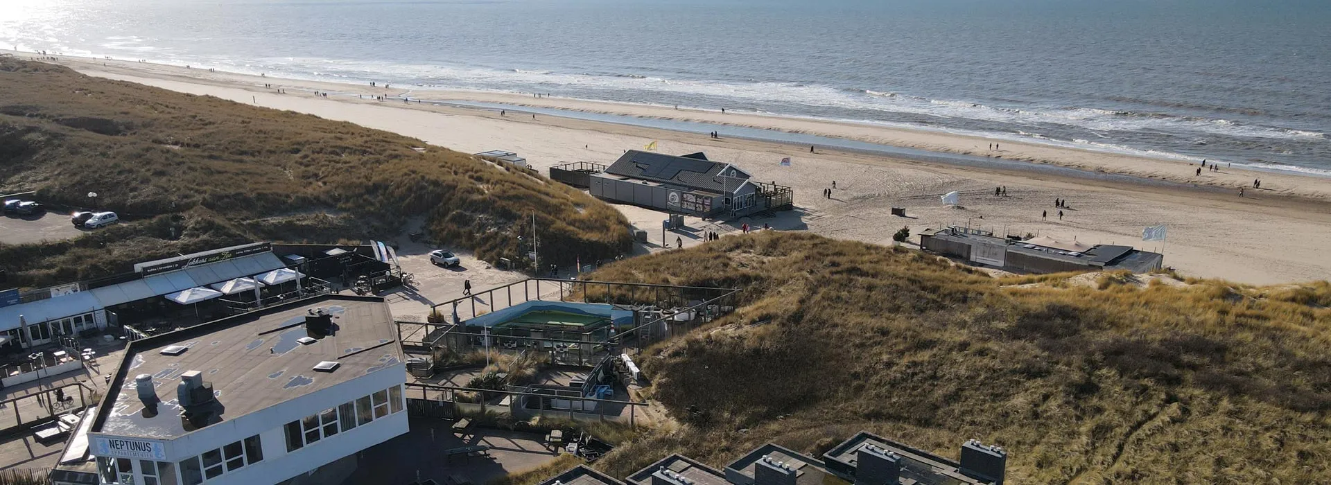 Header vacature happy officer Beach Hotel Bergen aan Zee